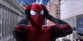 Spider-Man kijkt verrast aan het einde van Spider-Man: Far From Home