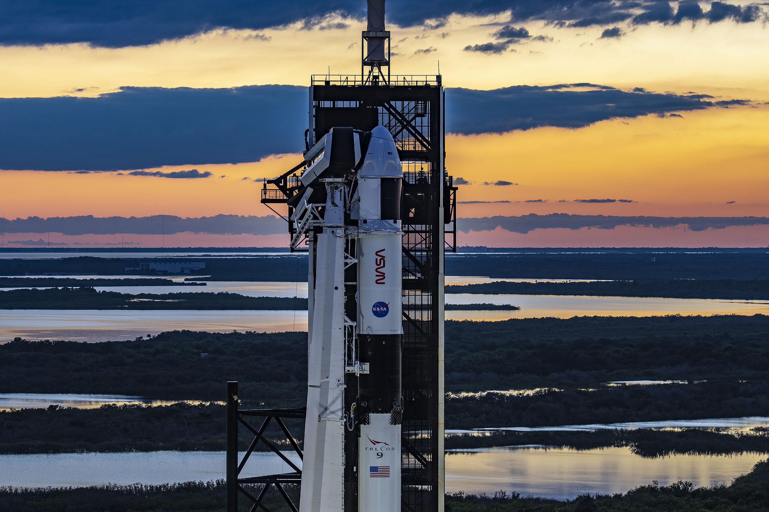 De SpaceX Falcon 9-raket en Dragon-capsule die de Crew-5-missie naar het internationale ruimtestation zullen vliegen, staan ​​​​op lanceerplatform 39A in NASA's Kennedy Space Center in Florida, kort na de uitrol op 10 oktober.  1, 2022.