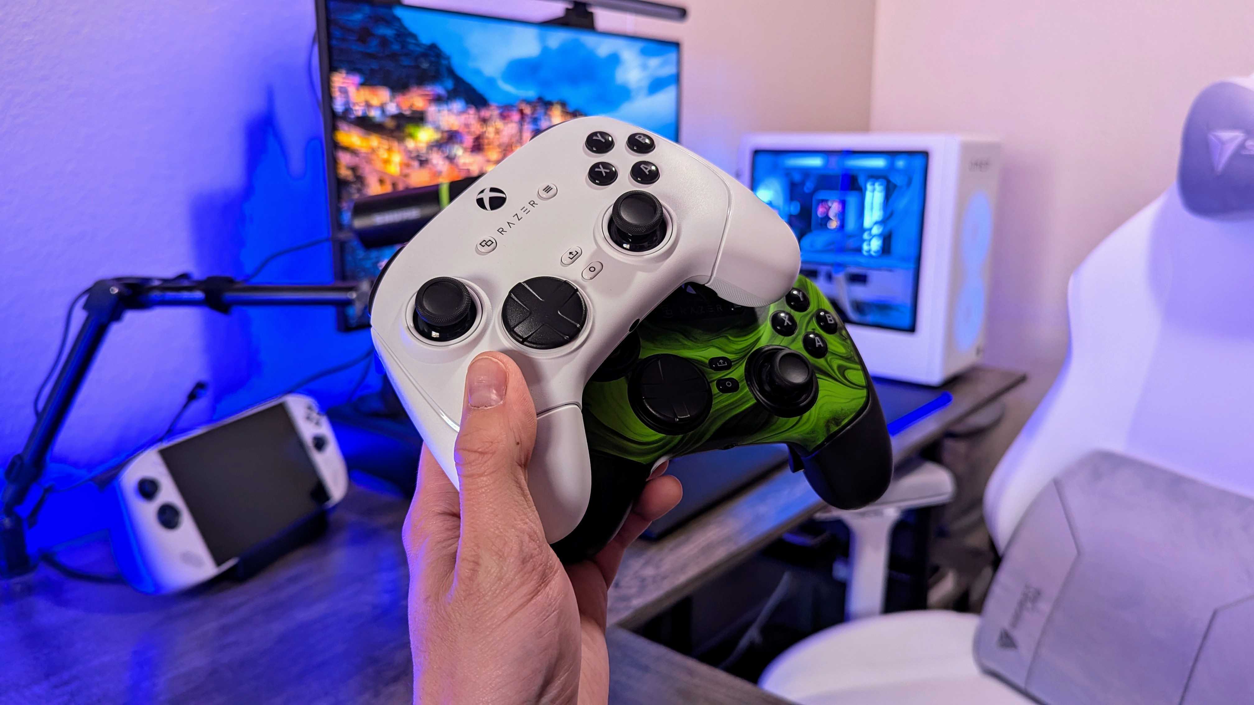 Image of the Razer Wolverine V3 Pro White Edition.