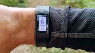 Screen displaying heart rate stats on the Garmin Vivosport fitness tracker
