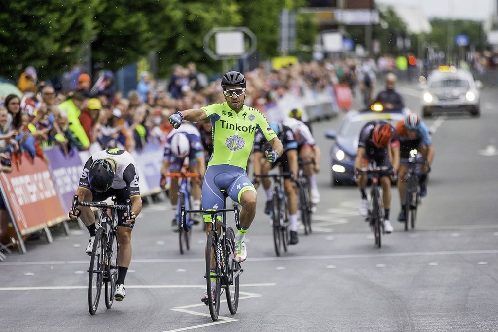 Adam Blythe (Tinkoff) beats Mark Cavendish to the British road title