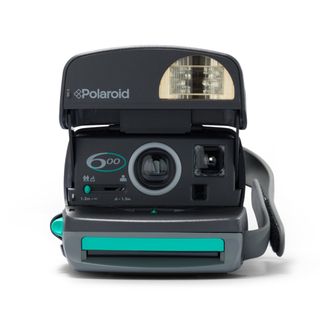 Är dagens direktbildskameror inte retro nog kan du köpa renoverade kameror på Polaroids hemsida.