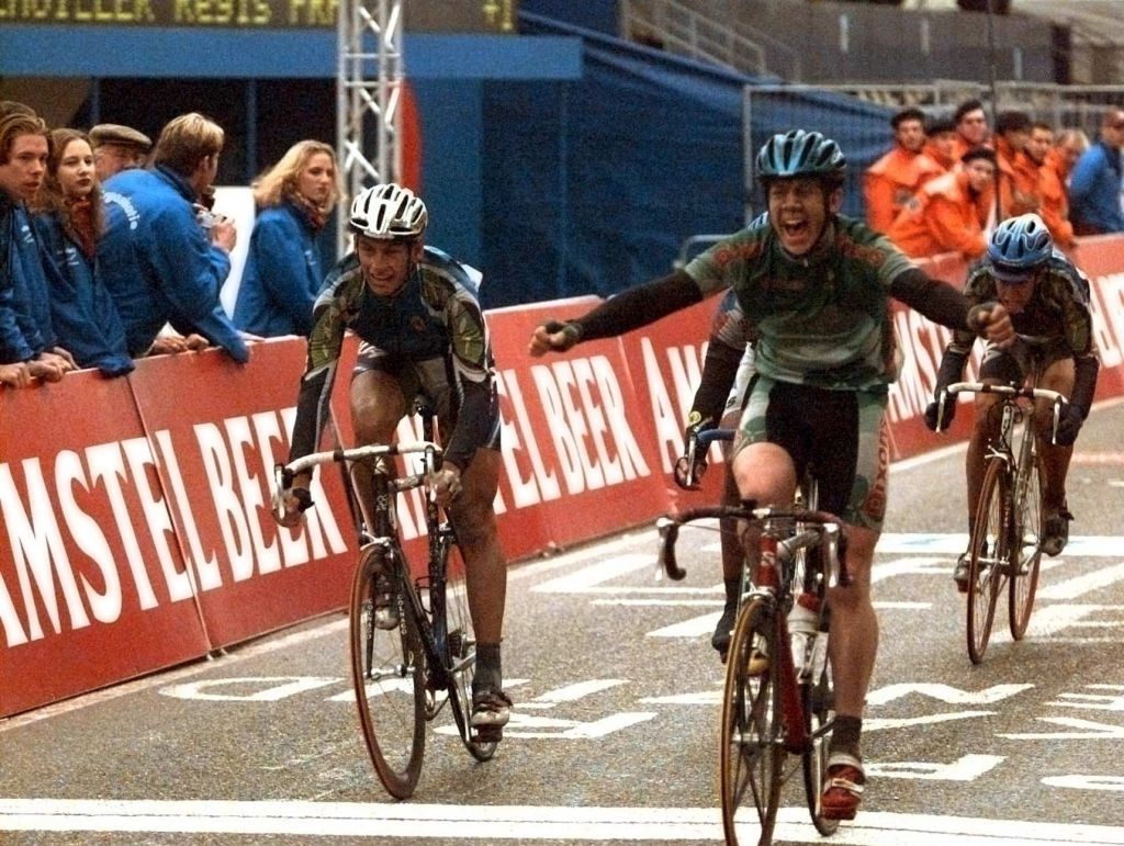 Mark Scanlon beats Filippo Pozzato to the junior title at the 1998 Worlds in Valkenburg.
