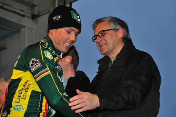 Sven Nys (Landbouwkrediet-Colnago) is congratulated for his victory.