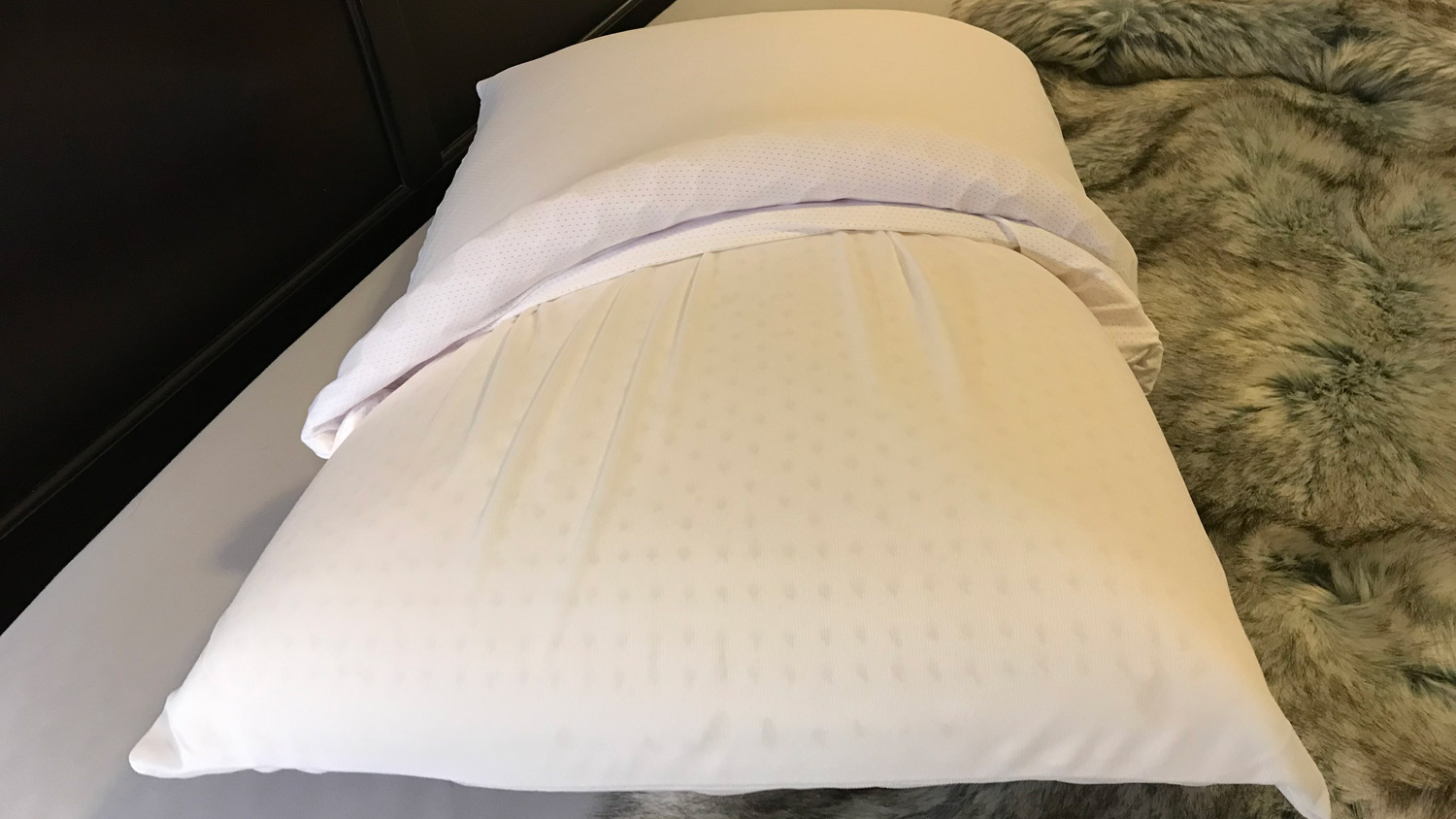 O Purple Harmony Pillow com a capa parcialmente removida, mostrando o núcleo de látex