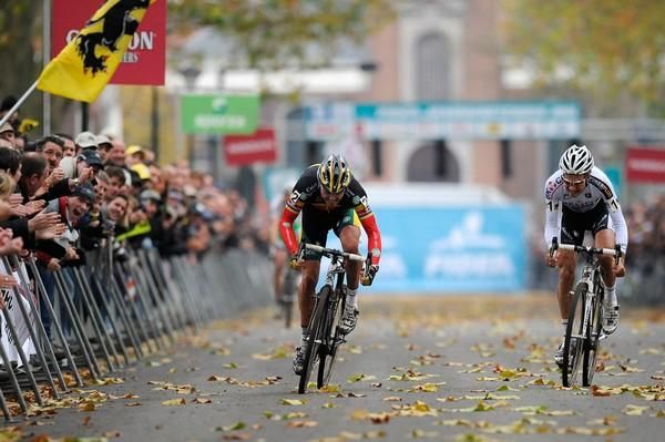 Sven Nys (Landbouwkrediet-Colnago) holds off Niels Albert (BKCP - Powerplus) in the sprint.