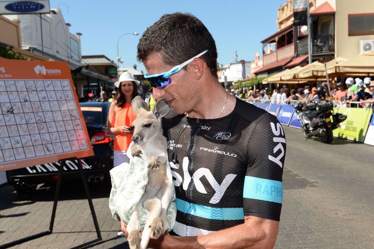 Sergio Henao (Team Sky) making a friend