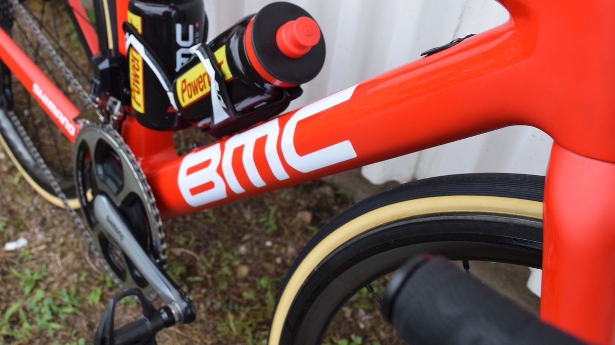 The contrasting decals make for a clean finish on the bike