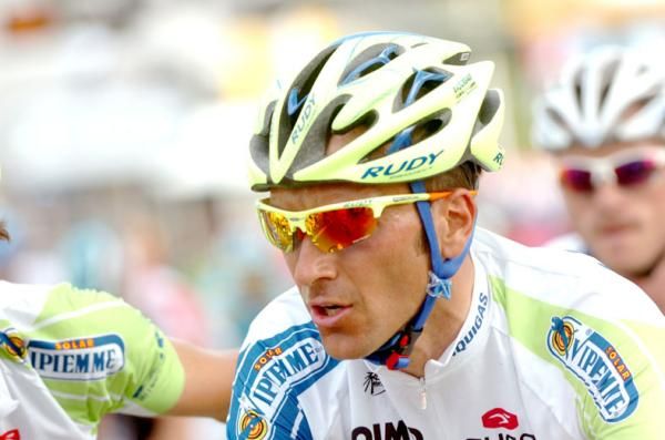 Ivan Basso (Liquigas-Cannondale) had to chase back on after the Saint Nazaire bridge split the peloton.