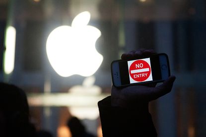 Apple asks judge to pardon FBI order. 