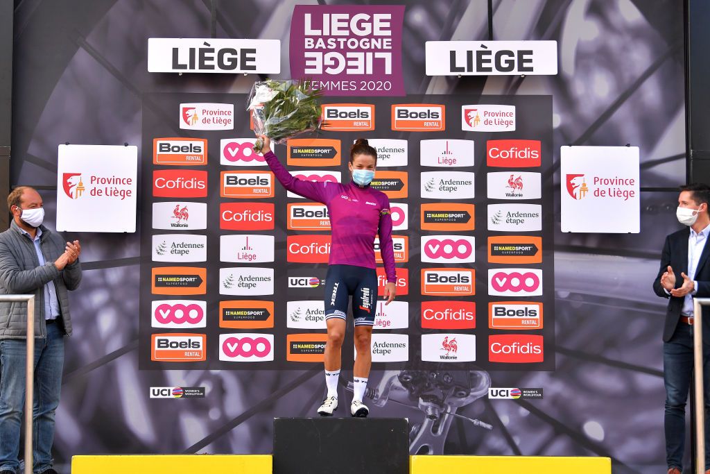 Lizzie Deignan (Trek-Segafredo) on the podium in Li&egrave;ge-Bastogne-Li&egrave;ge Femmes