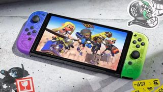 En Nintendo Switch OLED Splatoon 3 Edition ligger på ett grått bord.