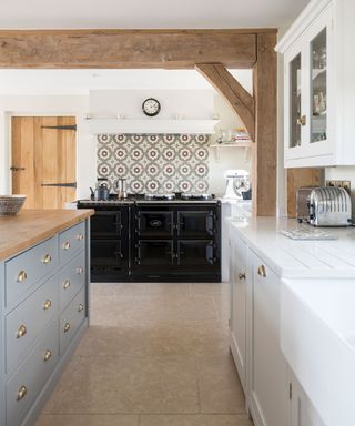 How-to-achieve-a-farmhouse-kitchen-look-10-border-oak