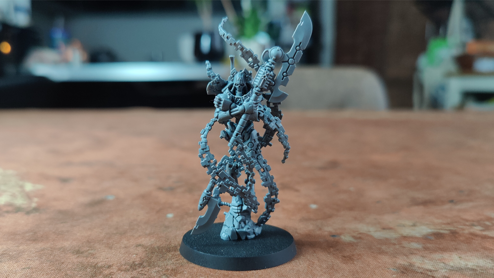 Overlord with Translocation Shroud model on a wasteland battlemat