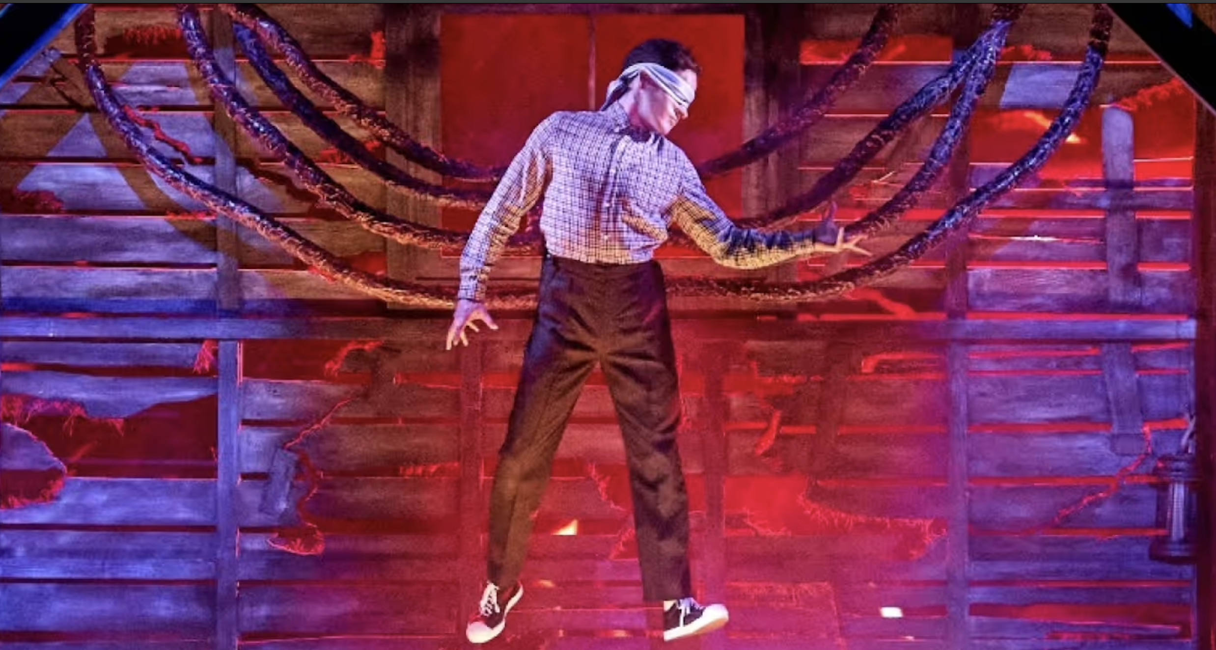 ベクナの蔓に囲まれたヘンリー・クリールを示す舞台劇「ストレンジャー・シングス」の画像