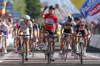 Mark Cavendish wins stage 13 of the 2013 Giro d'Italia into Cherasco