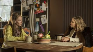 Juno Temple (l.) and Jennifer Jason Leigh in season five of 'Fargo'