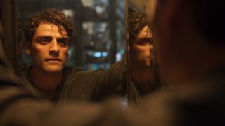Steven Grant stirrar på sin spegelbild i Marvel Studios nya TV-serie Moon Knight