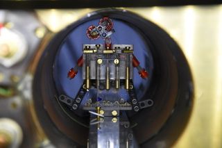 The Lego bot can move each limb independently of the other thanks to its magnetically controlled screws placed in a unique layered magnetic field.