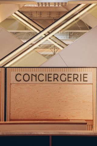 Conciergerie in text, escalators crossing