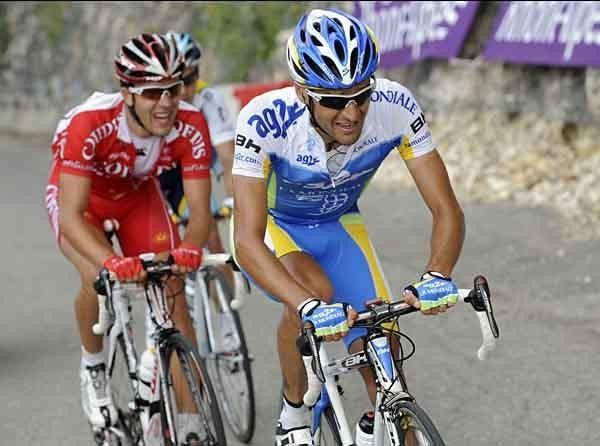 Dessel leads the break on the final climb.