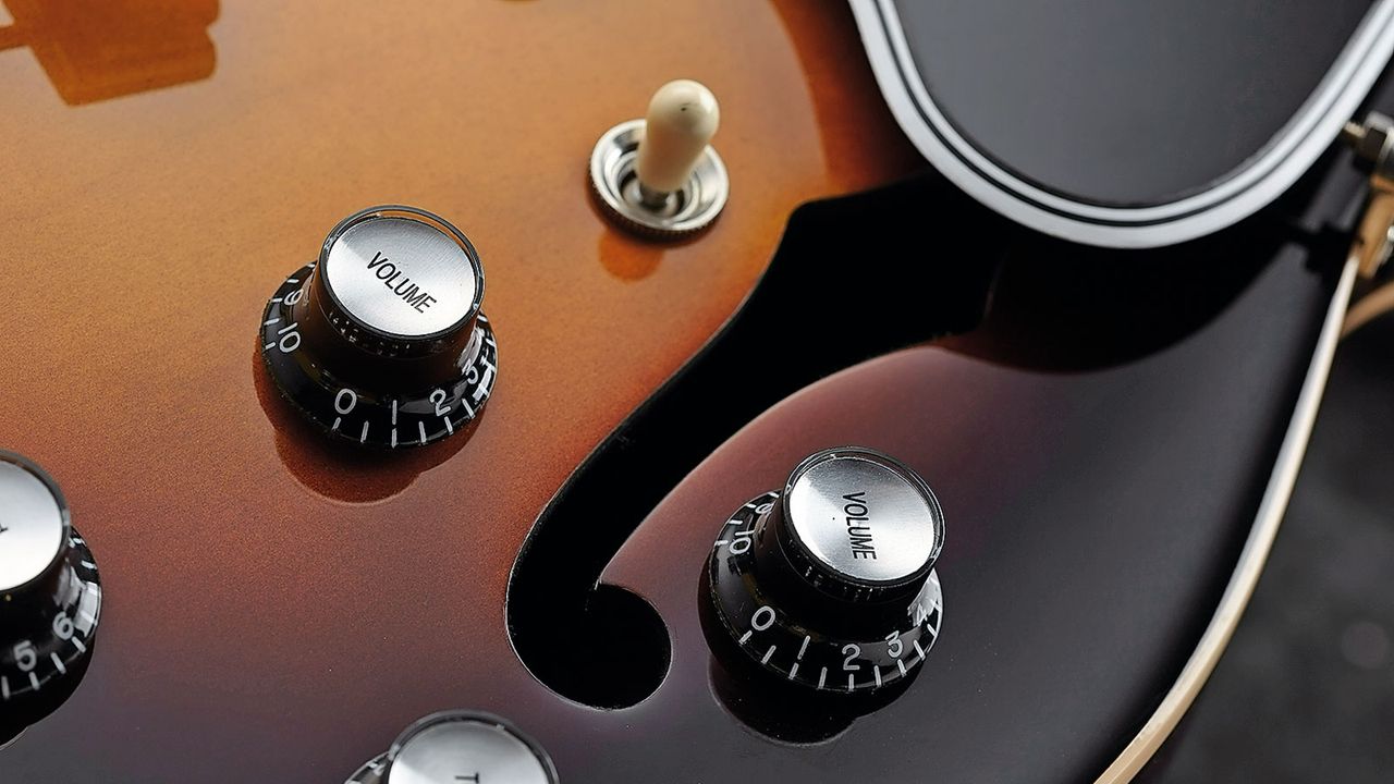 With a contemporary look, the ES-390 gets black 'Top Hat' knobs with silver inserts