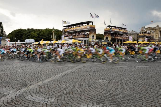 The peloton passes the Place de la Concorde