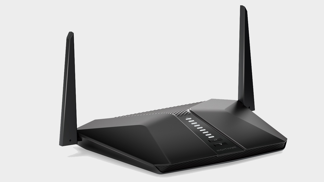 Gri üzerinde Netgear Nighthawk AX4 ön yan görünüm