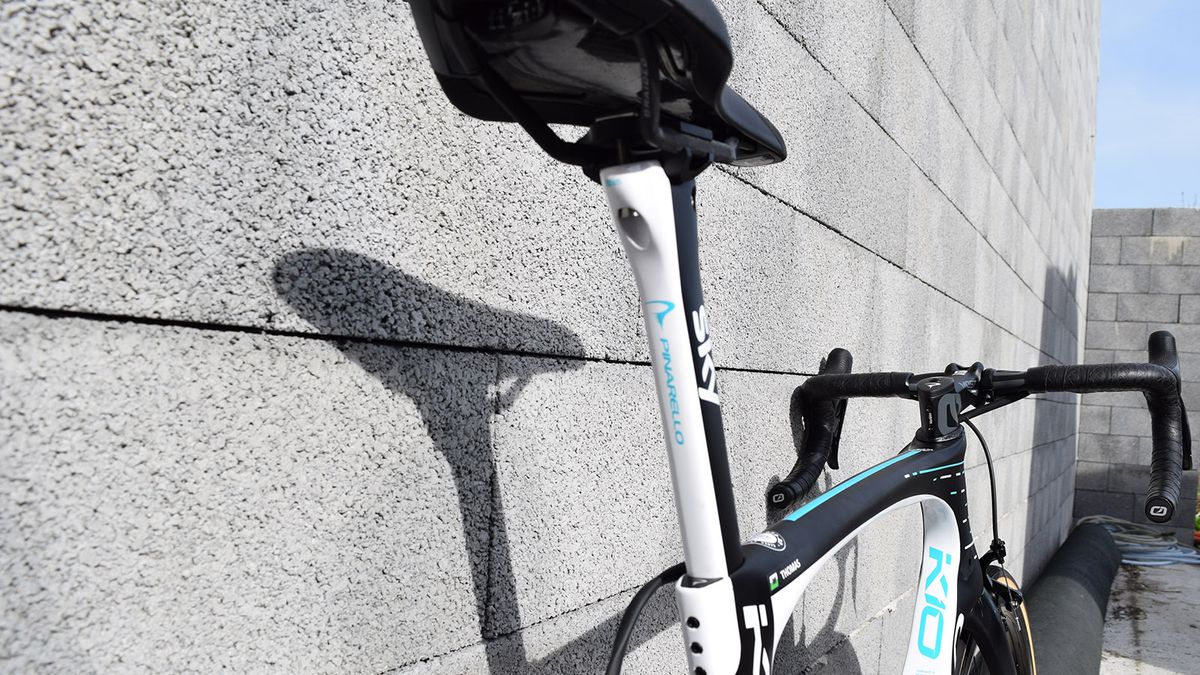 The rear of the seat post also features a coating of white