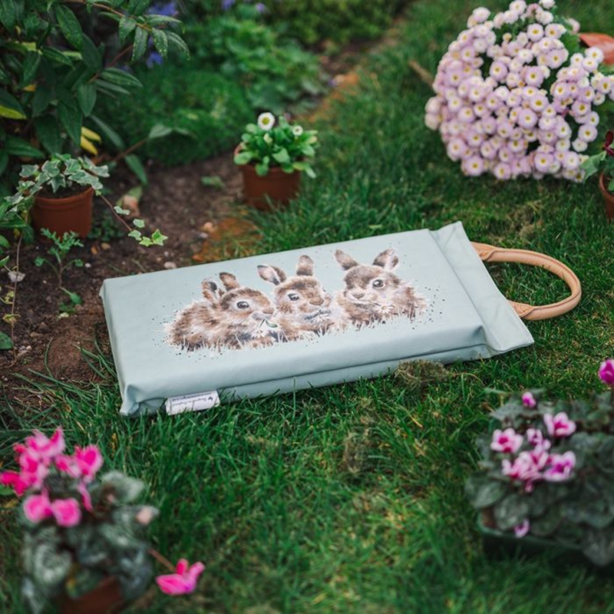 Wrendale Designs &#039;Daisy Chain&#039; Garden Kneeler on grass in garden