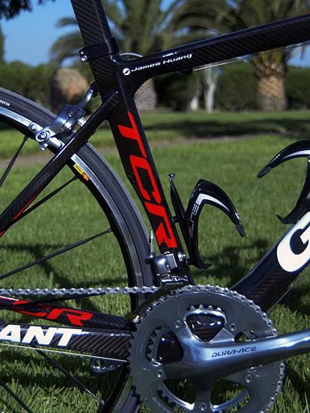 Standard TCR Advanced frames are equipped with conventional aero-profiled seatposts and a slightly cutout in the seat tube.