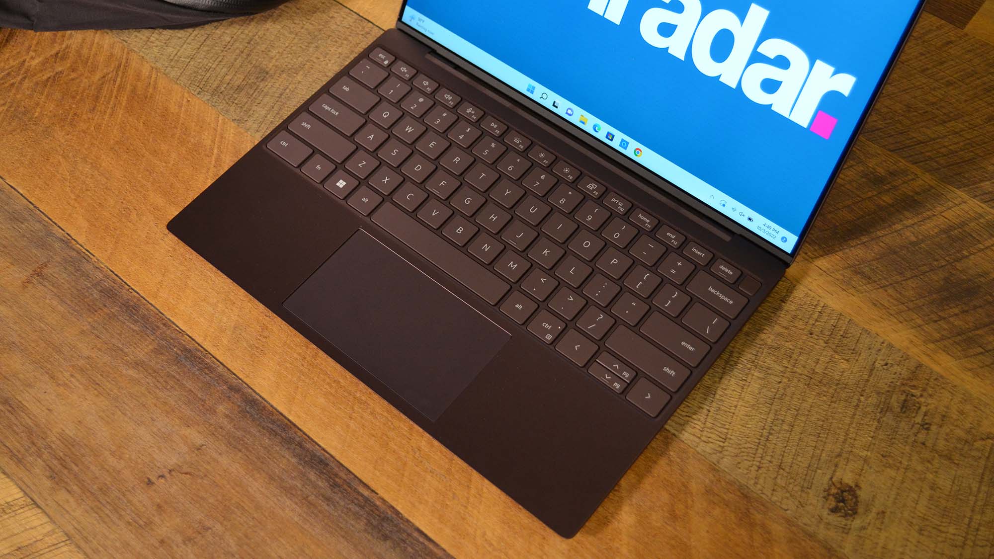 A Dell XPS 13 (2022) on a wooden table