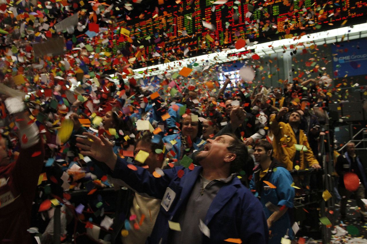 CHICAGO - DECEMBER 31:Traders and clerks in the Eurodollar trading pit at the CME Group&amp;#039;s Chicago Board of Trade celebrate as confetti falls signaling the end of the trading year December 31,