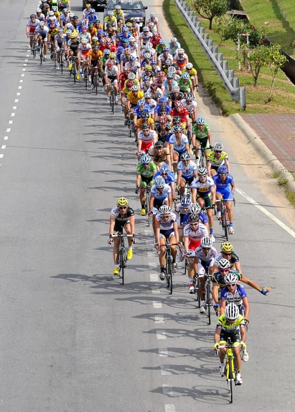 ISD-Neri lead the peloton on stage two