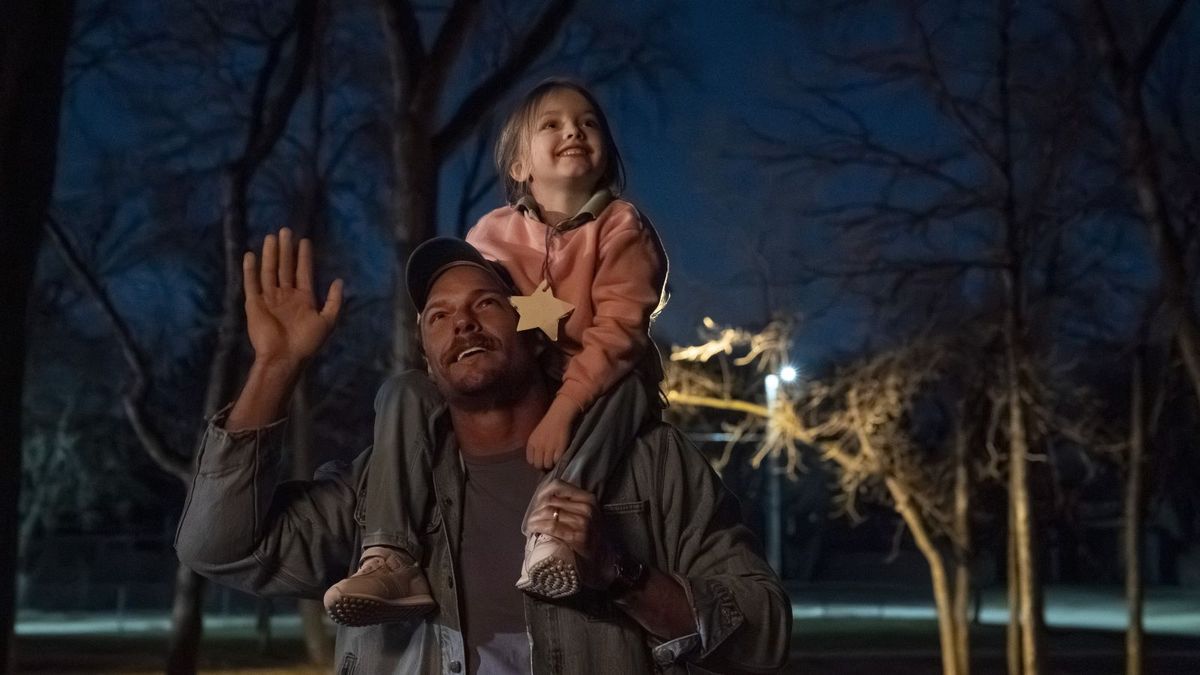 Alan Ritchson and Emily Mitchell in Ordinary Angels