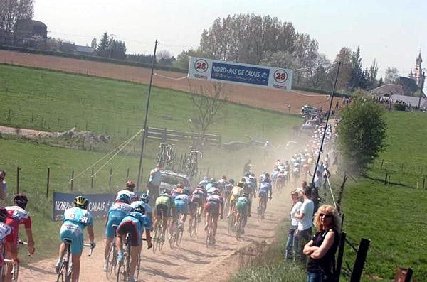 The peloton reaches the first cobbled sector, Troisvilles