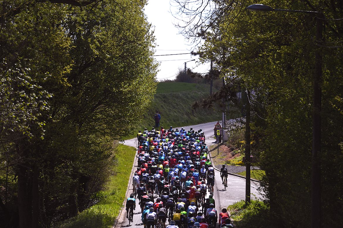 The pack rolling along at La Fl&egrave;che Wallonne
