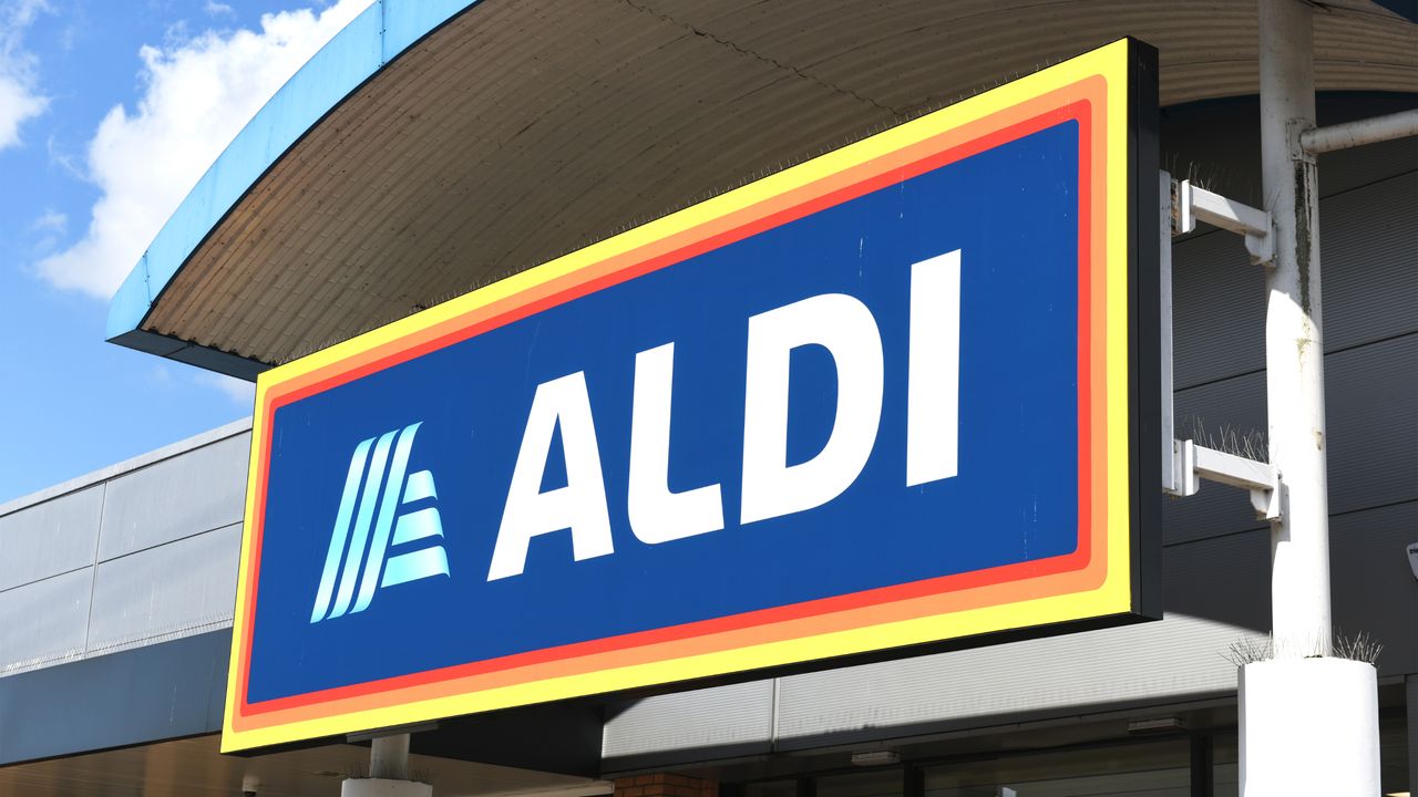 Aldi exterior signage