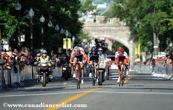 Nikolay Trusov (Katusha Team) and Leonardo Duque (Cofidis, le cr&eacute;dit en Ligne) go head to head in the sprint to the line.