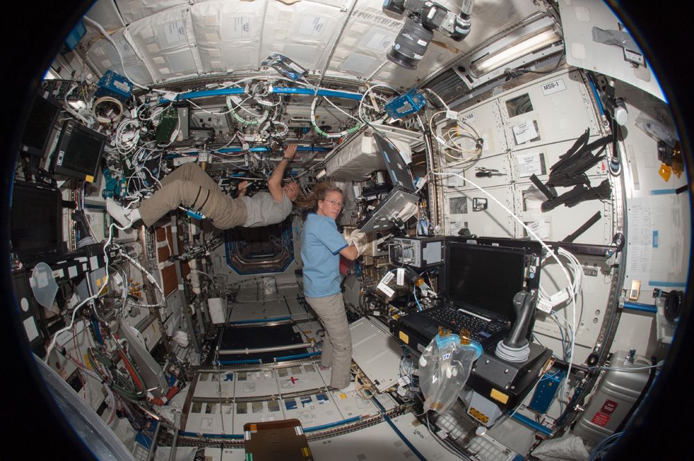 Wewnątrz i na zewnątrz rozległa Międzynarodowa Stacja Kosmiczna jest oceniana pod kątem możliwości dopłynięcia do roku 2020 i później.