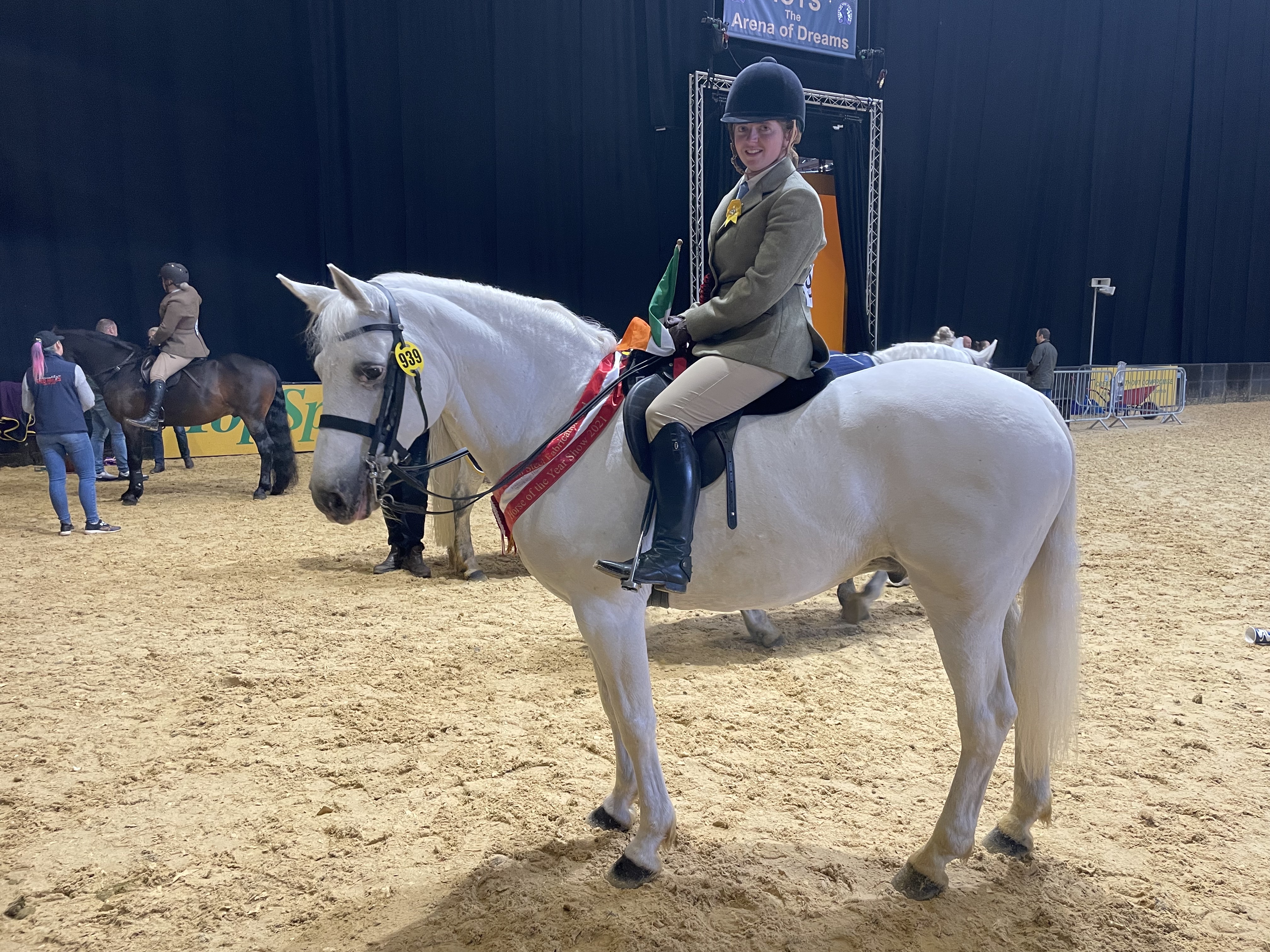 Alicia Devlin Byrne and Blackwood Fernando won the M&amp;amp;M working hunter exc 143cm final at HOYS 2021