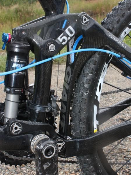 The Y-shaped brace is molded together with the seat stays.