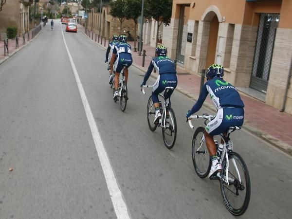 Alejandro Valverde in the company of three Movistar teammates tries to limit his losses after crashing.