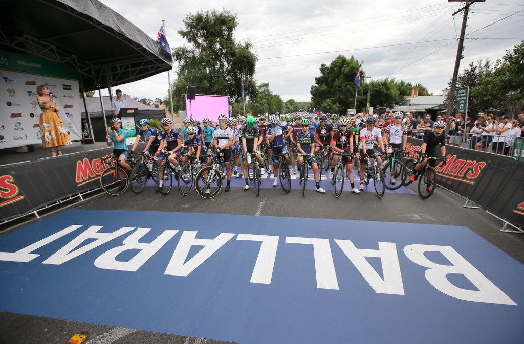 The women's peloton assembled on the start line