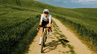 Standert Kettensäge gravel bike with female rider in Tuscany