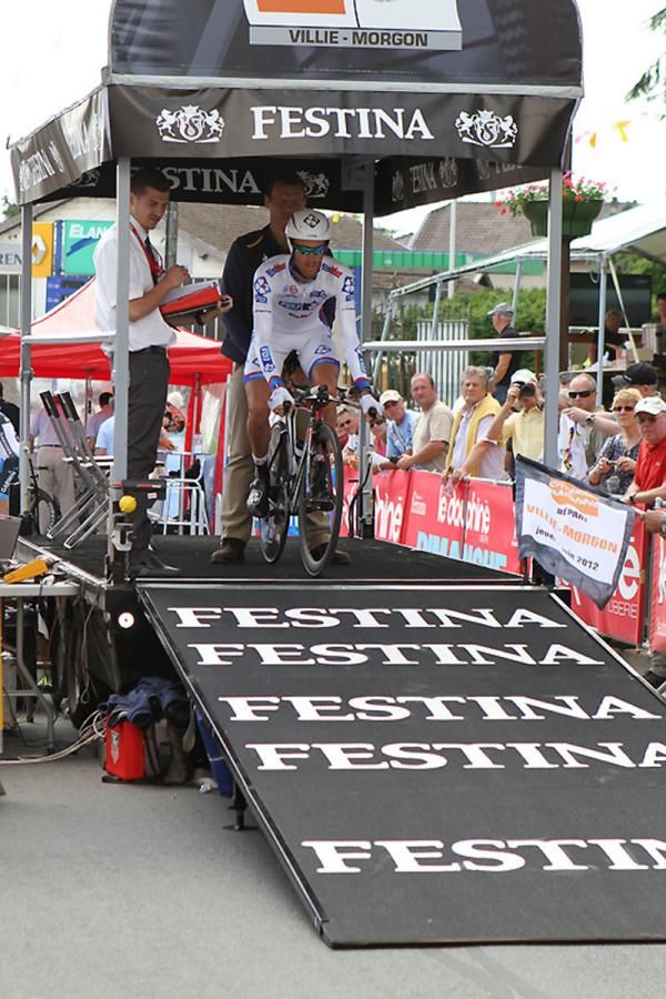 Arnaud Gerard (FDJ-BigMat) is the first rider to start in Villi&eacute;-Morgon