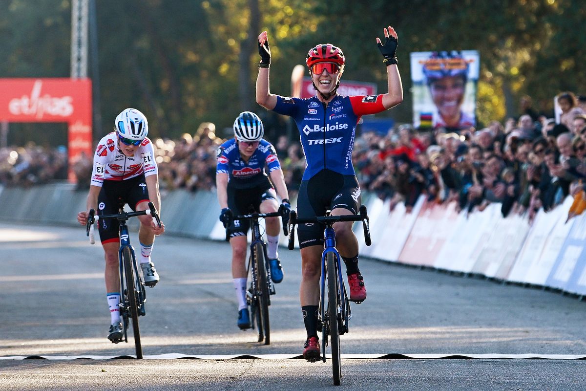 Shirin van Anrooij wins Beekse Bergen Cyclo-Cross 2022 World Cup round