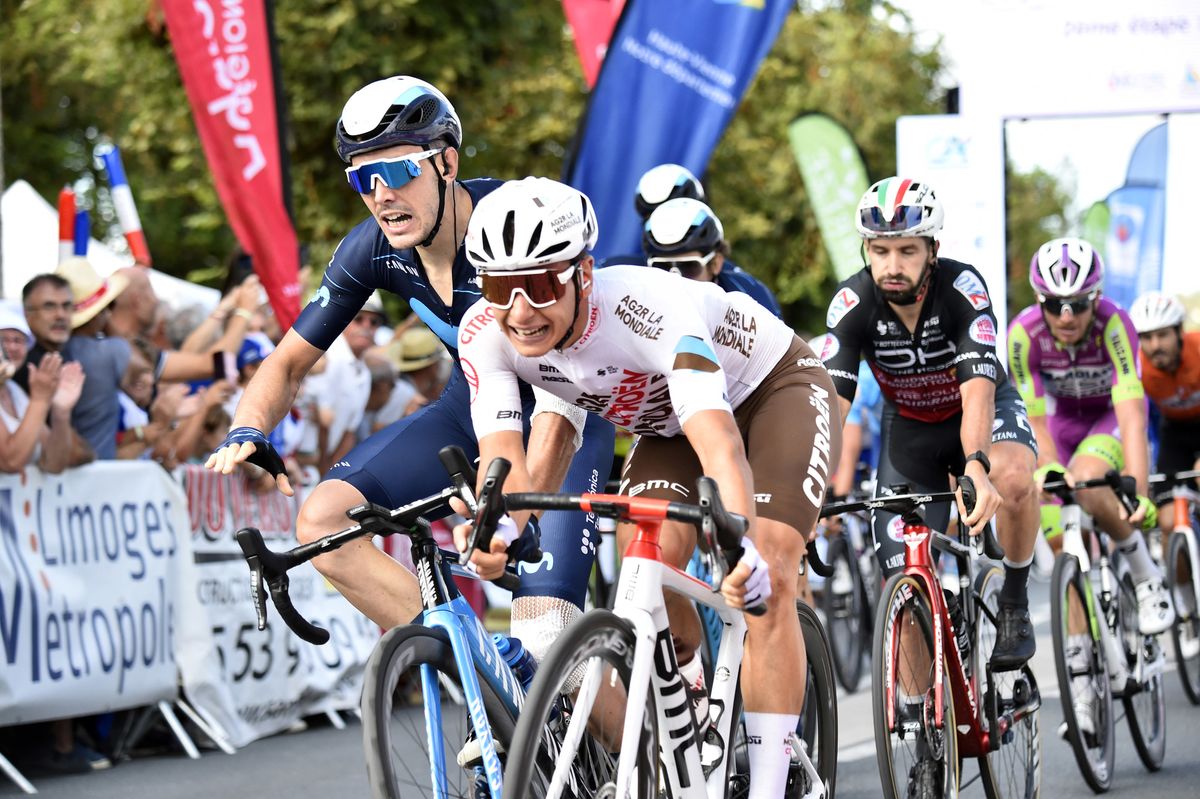 Tour du Limousin - Nouvelle Aquitaine 2022 - 55th Edition - 2nd stage Le Grand Perigueux Champcevinel - Riberac 184.7 km - 17/08/2022 - Alex Aranburu (ESP - Movistar Team) - Clement Venturini (FRA - AG2R Citroen Team) - photo Tommaso Pelagalli/SprintCyclingAgency&Acirc;&copy;2022