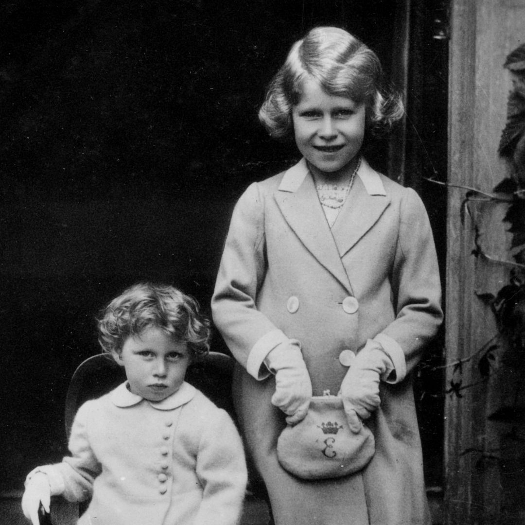 Queen Elizabeth Laughs at Princess Margaret’s Uncouth Behavior in Old Family Movie: “Absolutely Typical”