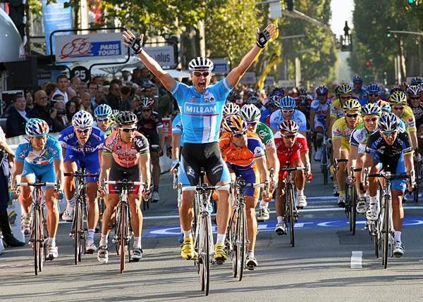 Alessandro Petacchi (Milram) wins the sprint
